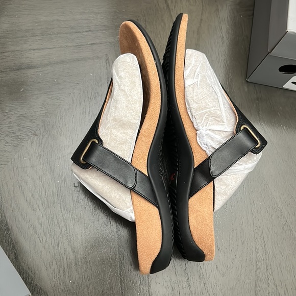 Vionic Wanda Women's Leather T-Strap Supportive Sandal WIDE - Picture 11 of 12